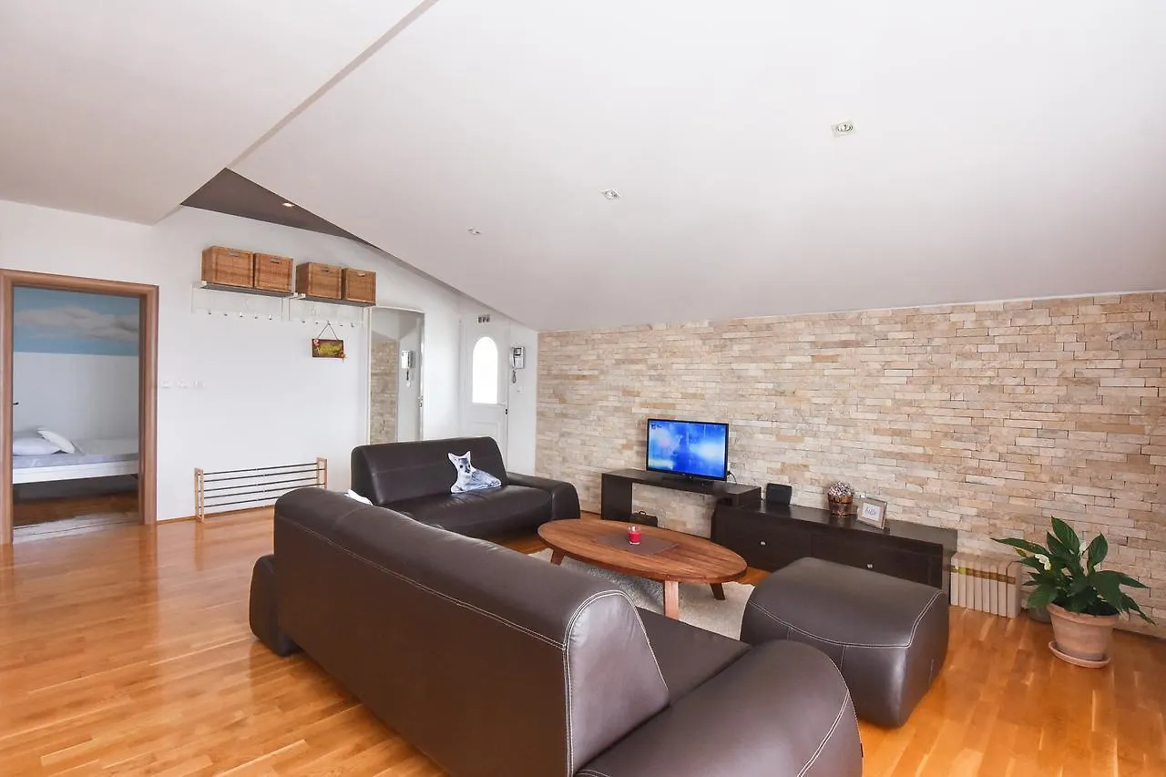 Apartment Larisa Gornji Karin