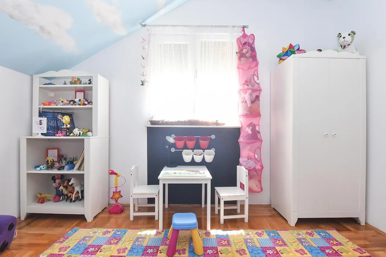 Apartment Larisa Gornji Karin