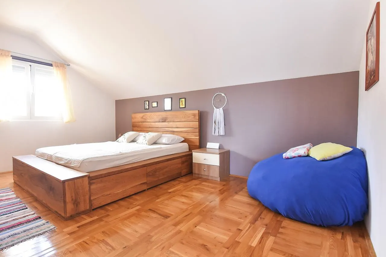 Apartment Larisa Gornji Karin