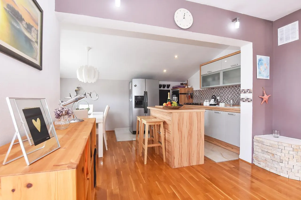 Apartment Larisa Gornji Karin 0*,  Croatia