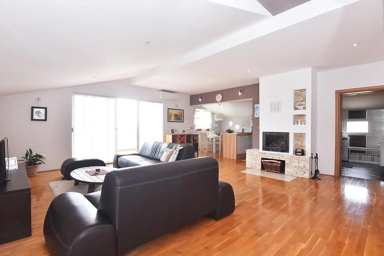Apartment Larisa Gornji Karin Croatia